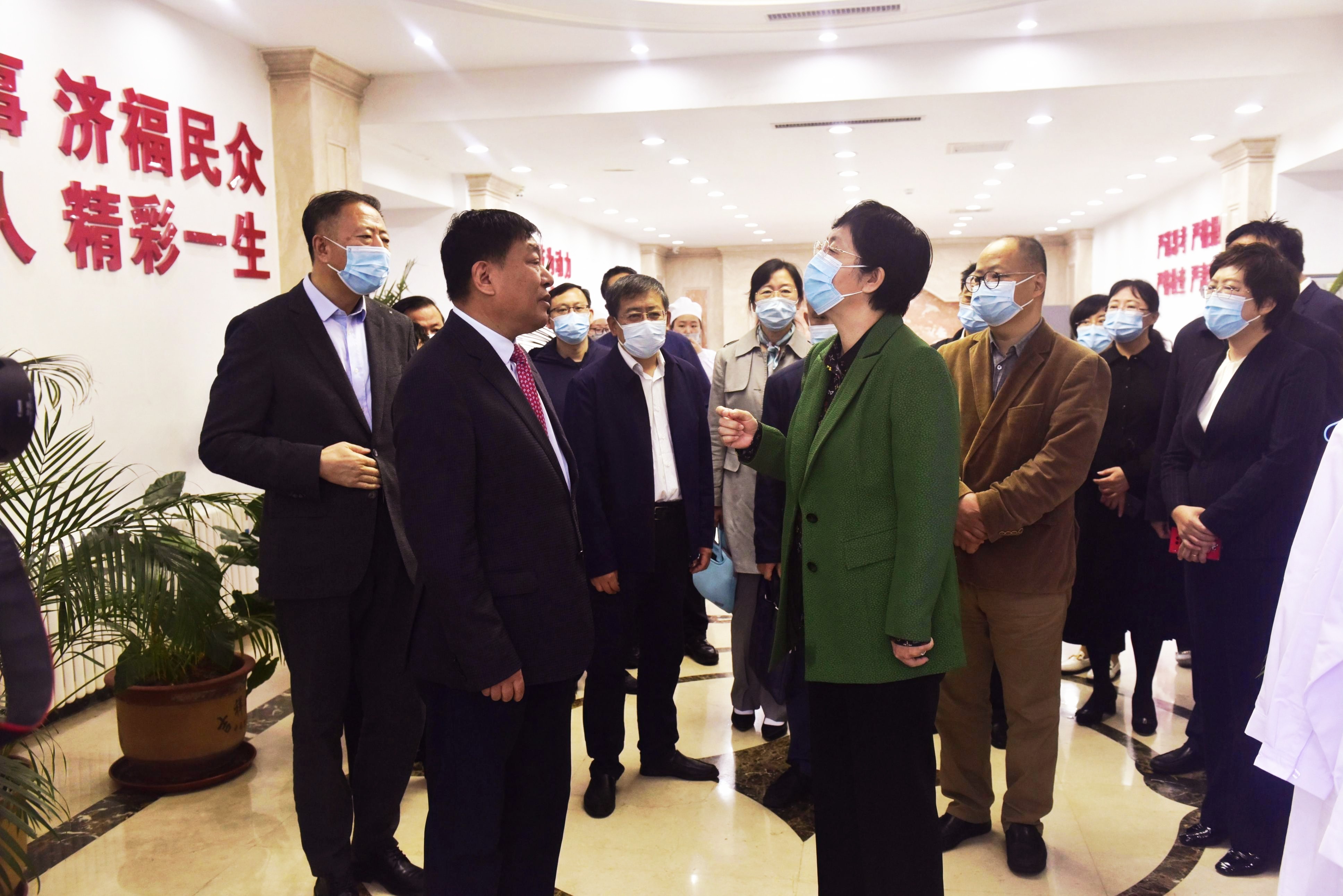國家藥品監(jiān)督管理局局長、農(nóng)工黨中央副主席焦紅來吉林省北藥藥材加工有限公司調(diào)研考察